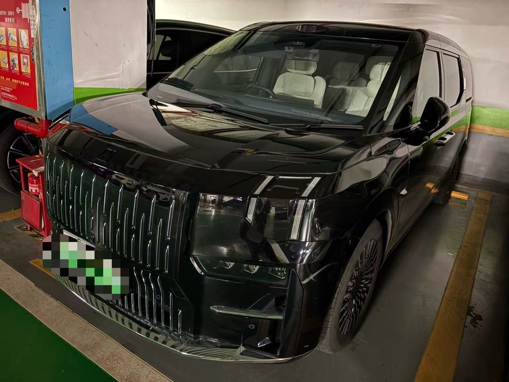 Zeekr 009 2024 Model Year, 7-Seater with Center Aisle, AWD, 108kWh exterior