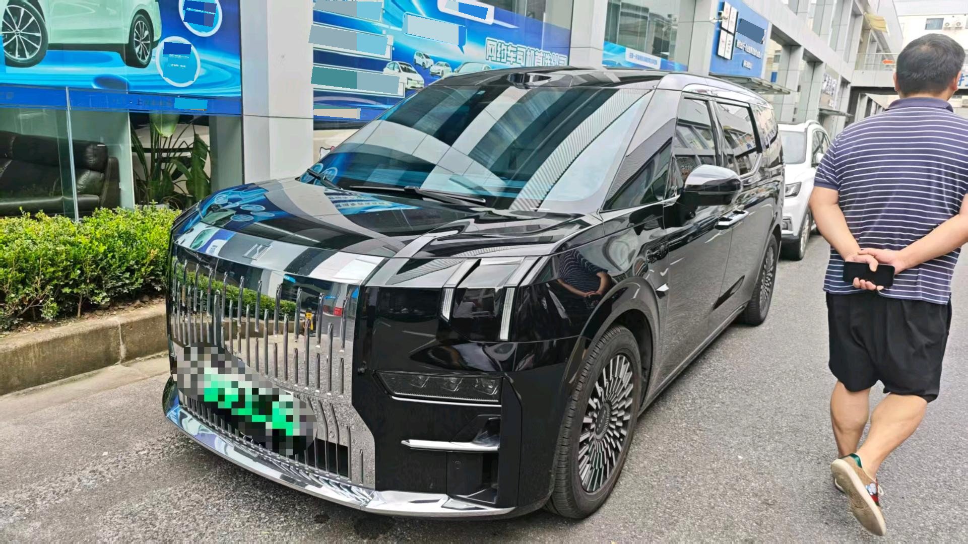 Zeekr 2024 Zeekr 009 Six-Seater Executive Edition AWD 108kWh Automatic Transmission exterior