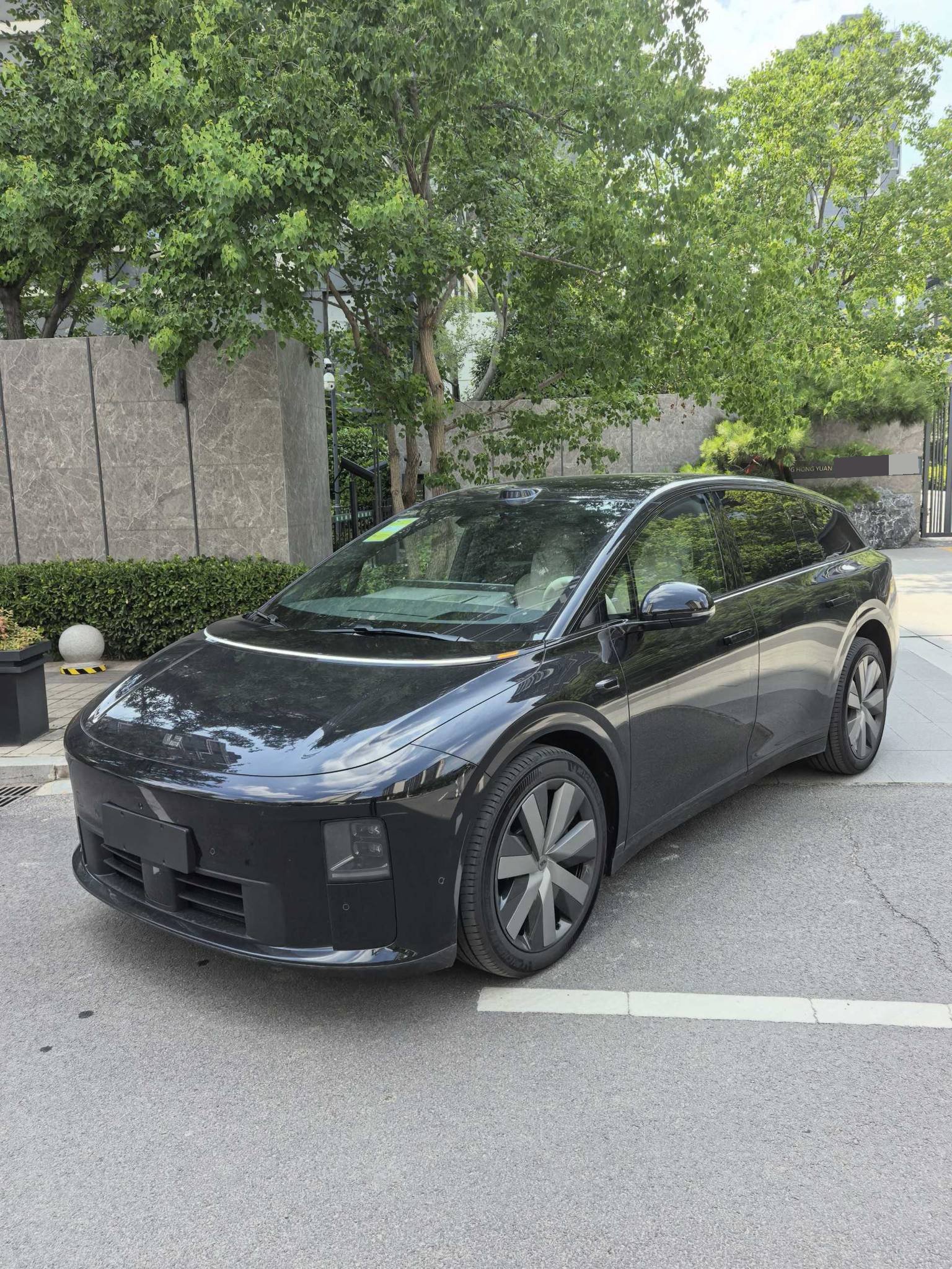 Li Auto i6 2025 Model Year, AWD Base Trim exterior