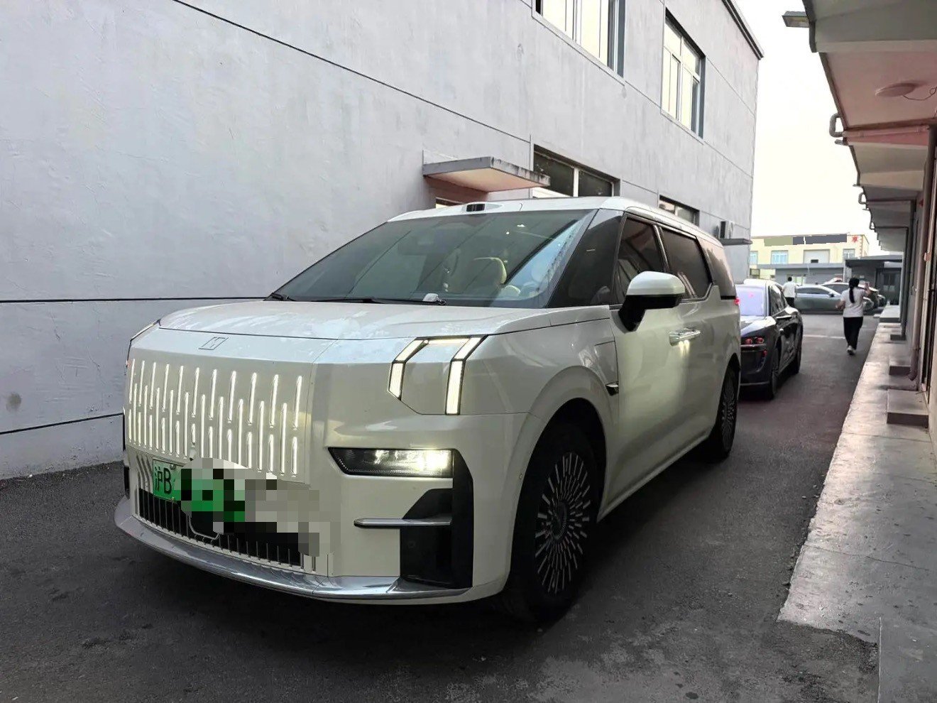 Zeekr 009 2024 Model Year, 7-Seater with Center Aisle, 108 kWh exterior