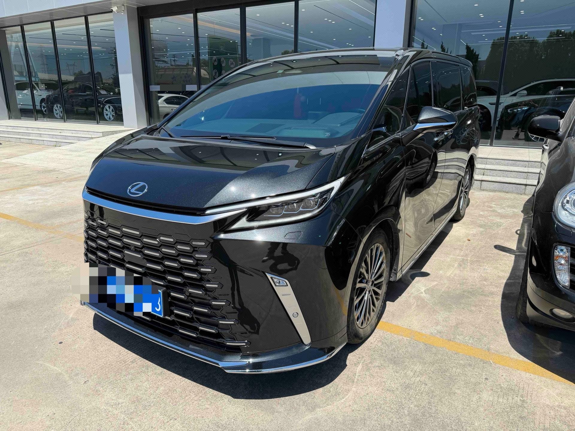 2023 Lexus LM 500h Six-Seater Prestige Edition exterior