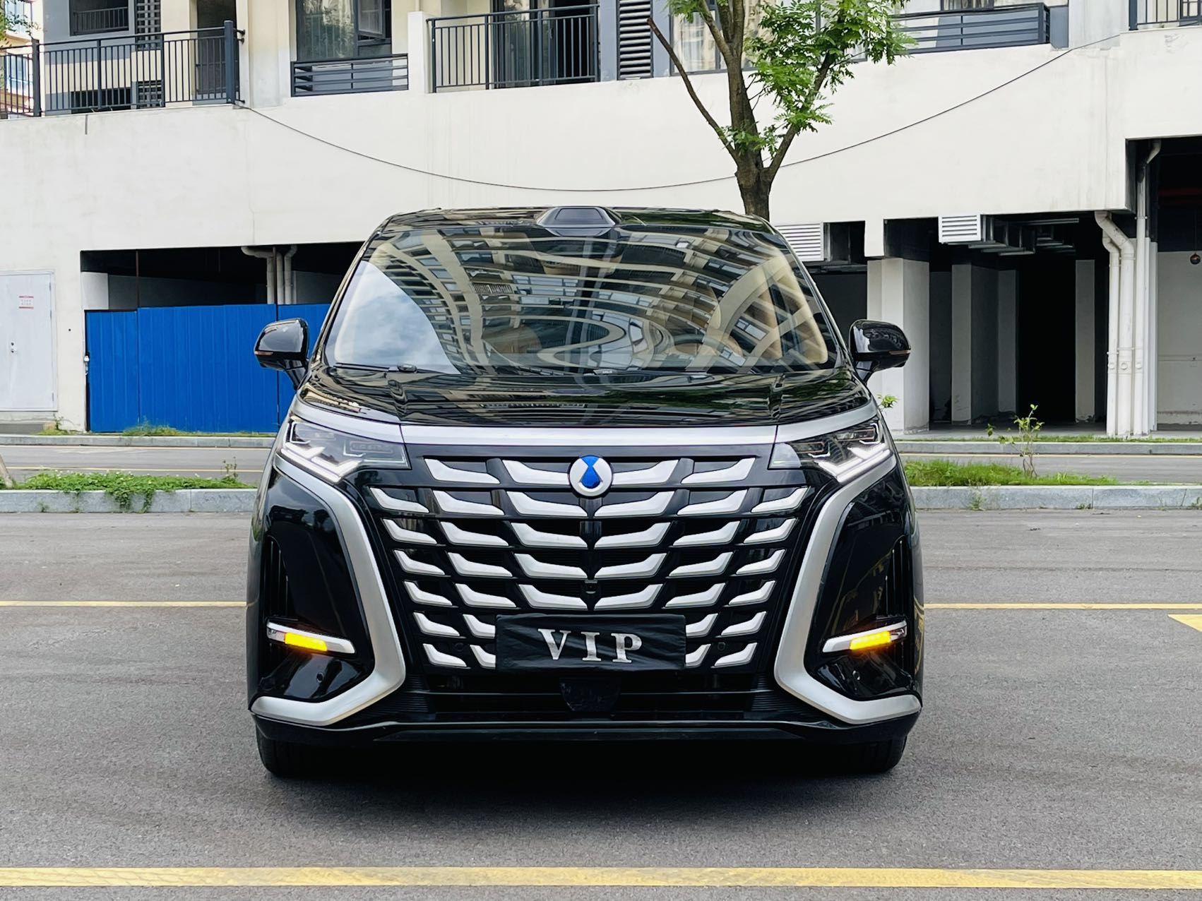 Denza 2025 Denza D9 DM-i 1.5T CVT Intelligent Driving Edition 1020 4WD Premium Automatic exterior