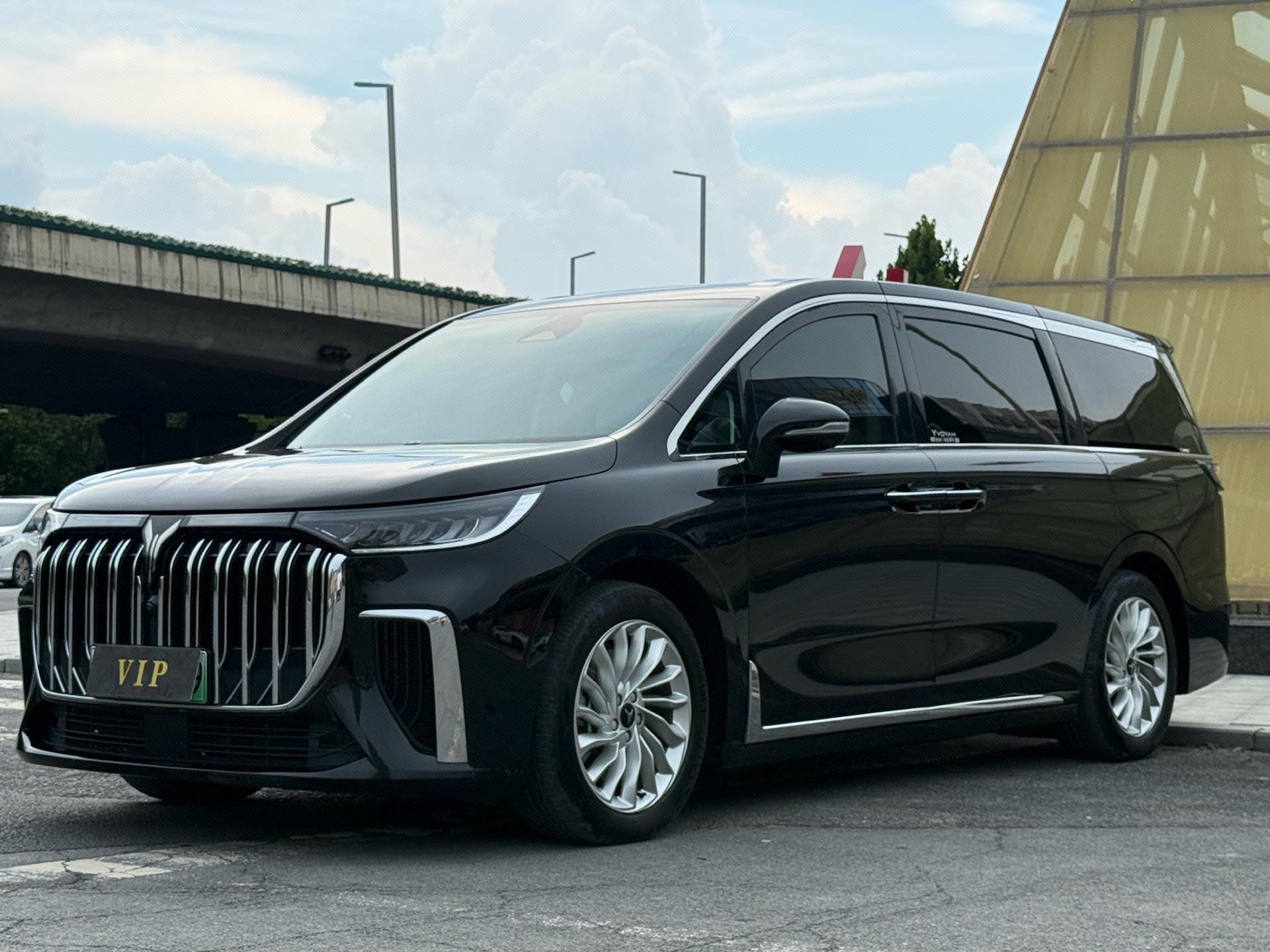 Dreamer 2024 PHEV Extended Range Premium Edition exterior