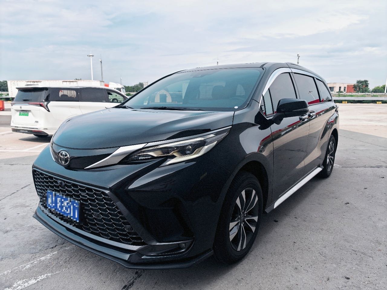 Toyota 2026 Grevia Hybrid 2.5 CVT Luxury Edition Automatic Transmission exterior