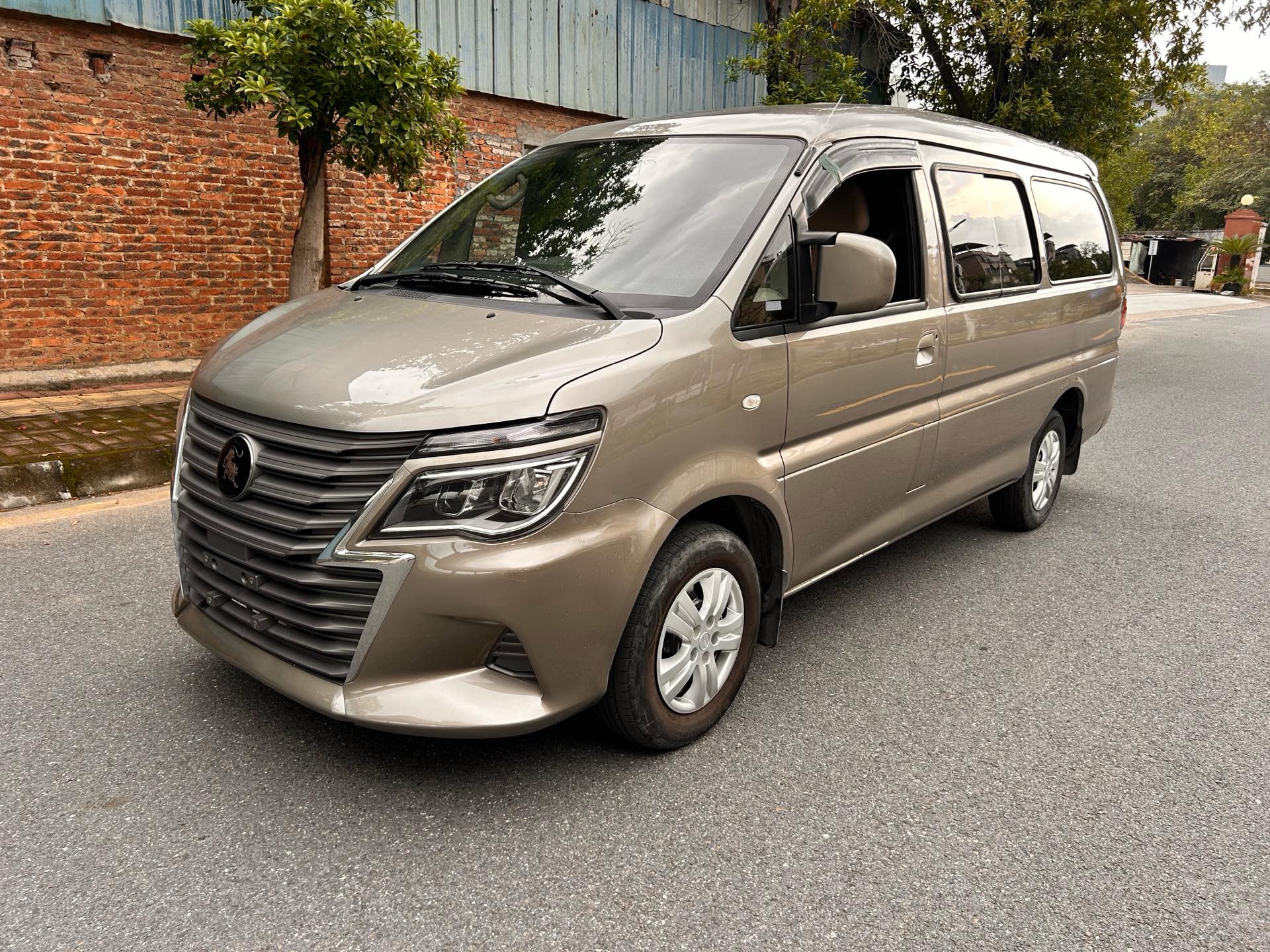 Fengxing Lingzhi M5L 2023 Model Year Lingzhi M5L 1.6 Luxury Edition 7-Seater Manual Transmission exterior