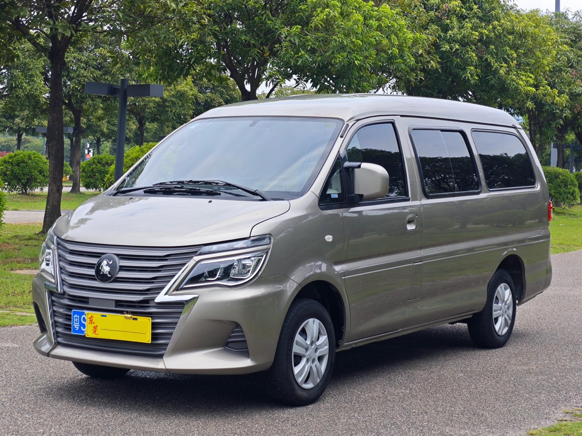 Fengxing Lingzhi M5L 2023 Model Year Lingzhi M5L 1.6 Comfort Edition 7-Seater Manual Transmission exterior