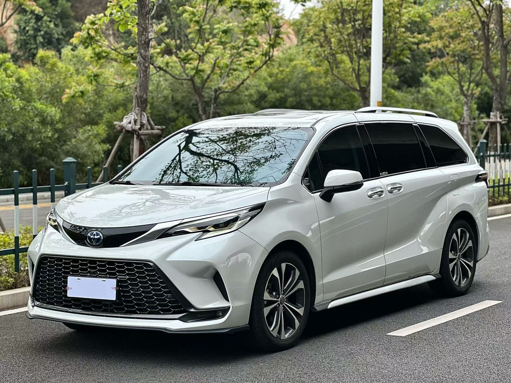 Toyota 2023 Grevia Hybrid 2.5 CVT Premium PLUS Edition, Automatic Transmission exterior