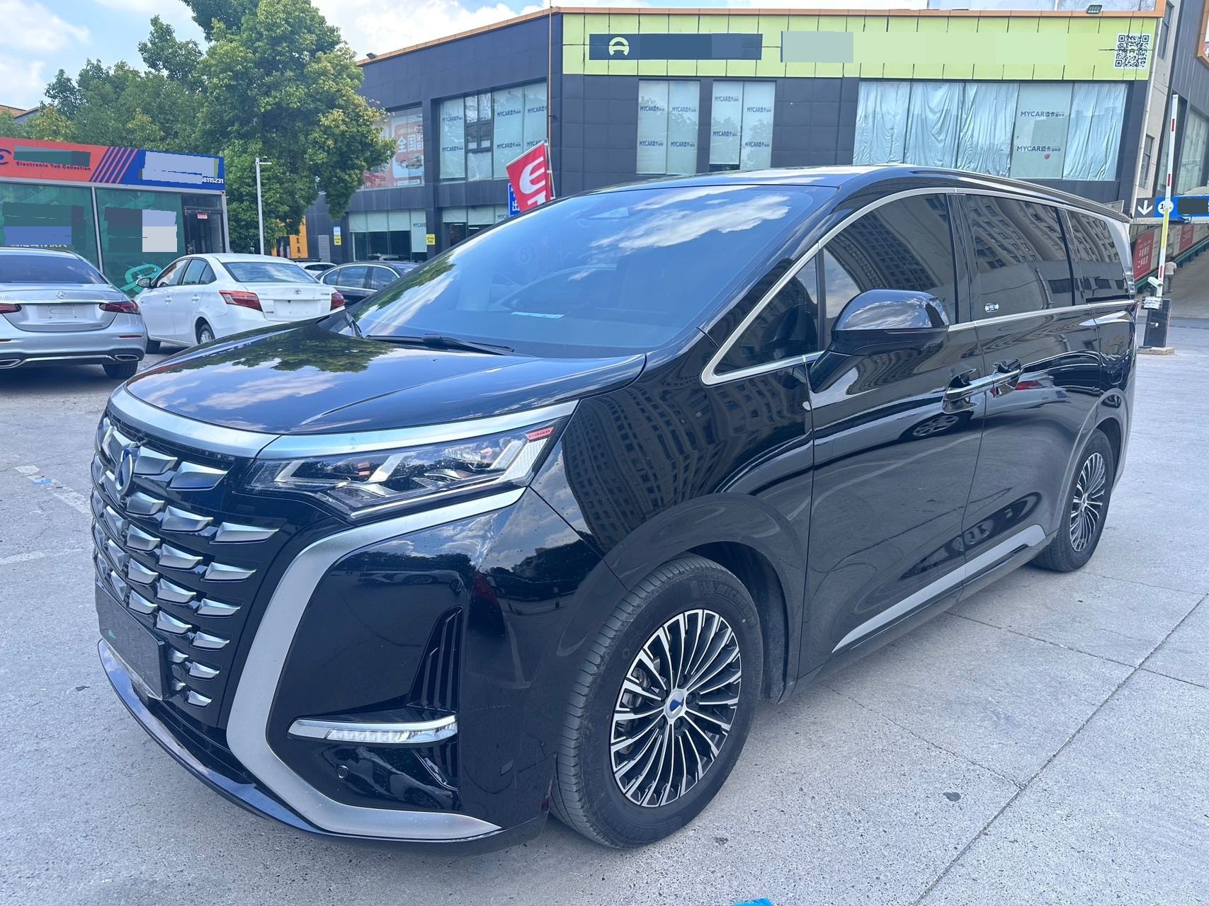 Denza D9 2024 Model Year DM-i 980 AWD Premium Edition exterior