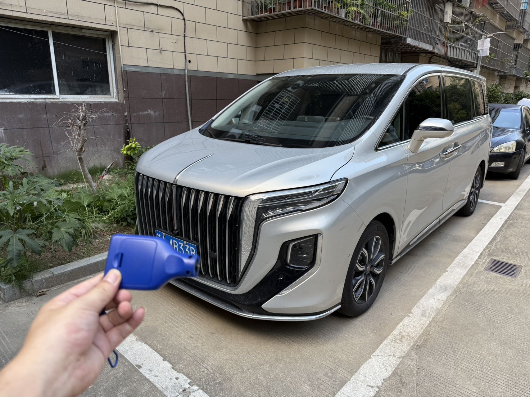Hongqi HQ9 2023 Model Year 2.0T Smart Connect "Qi Chang" Edition exterior