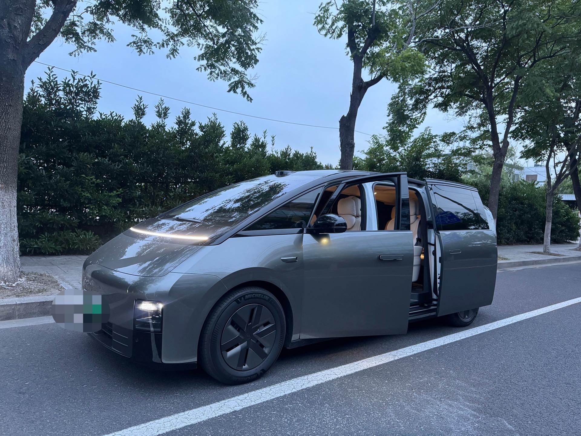 Li Auto 2025 MEGA Home Family Special Edition, Automatic Transmission exterior