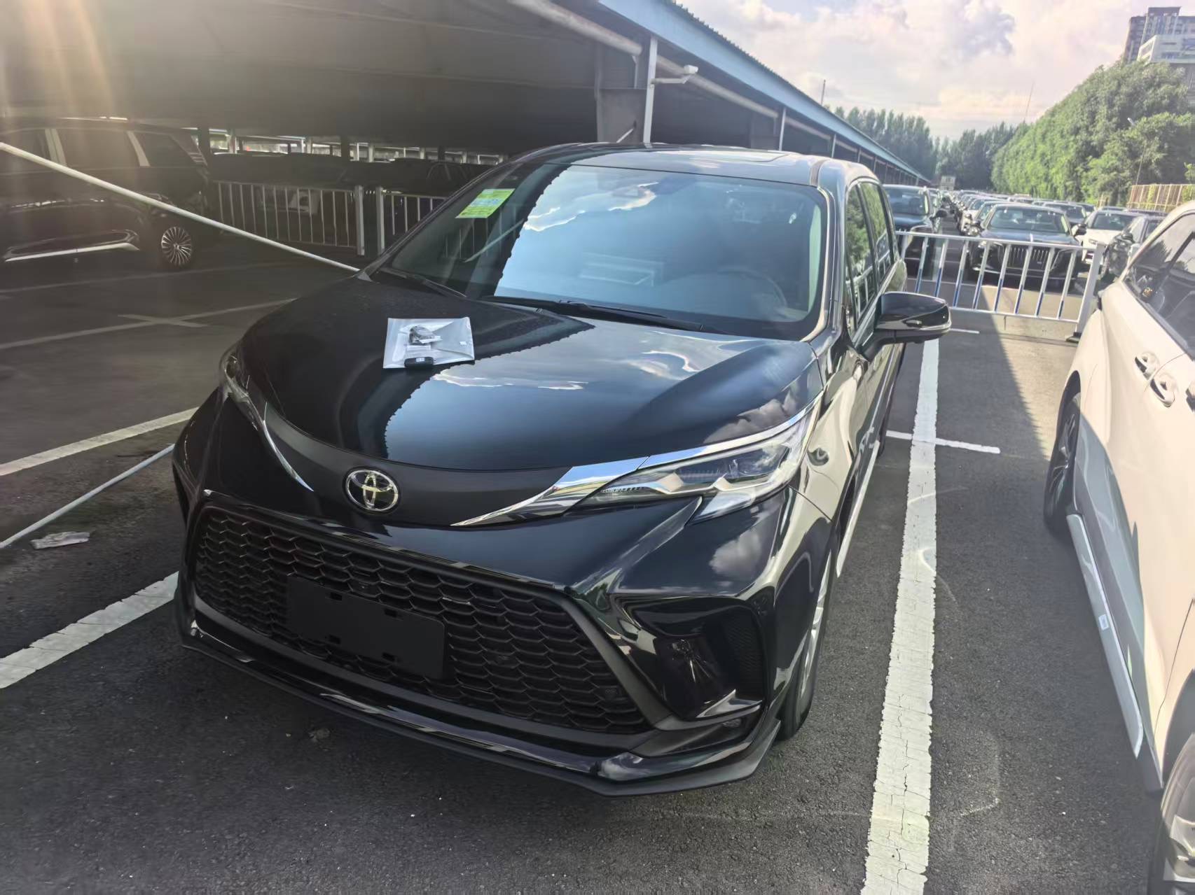 Toyota 2027 Grevia Hybrid 2.5 CVT Comfort PLUS Edition, Automatic Transmission exterior