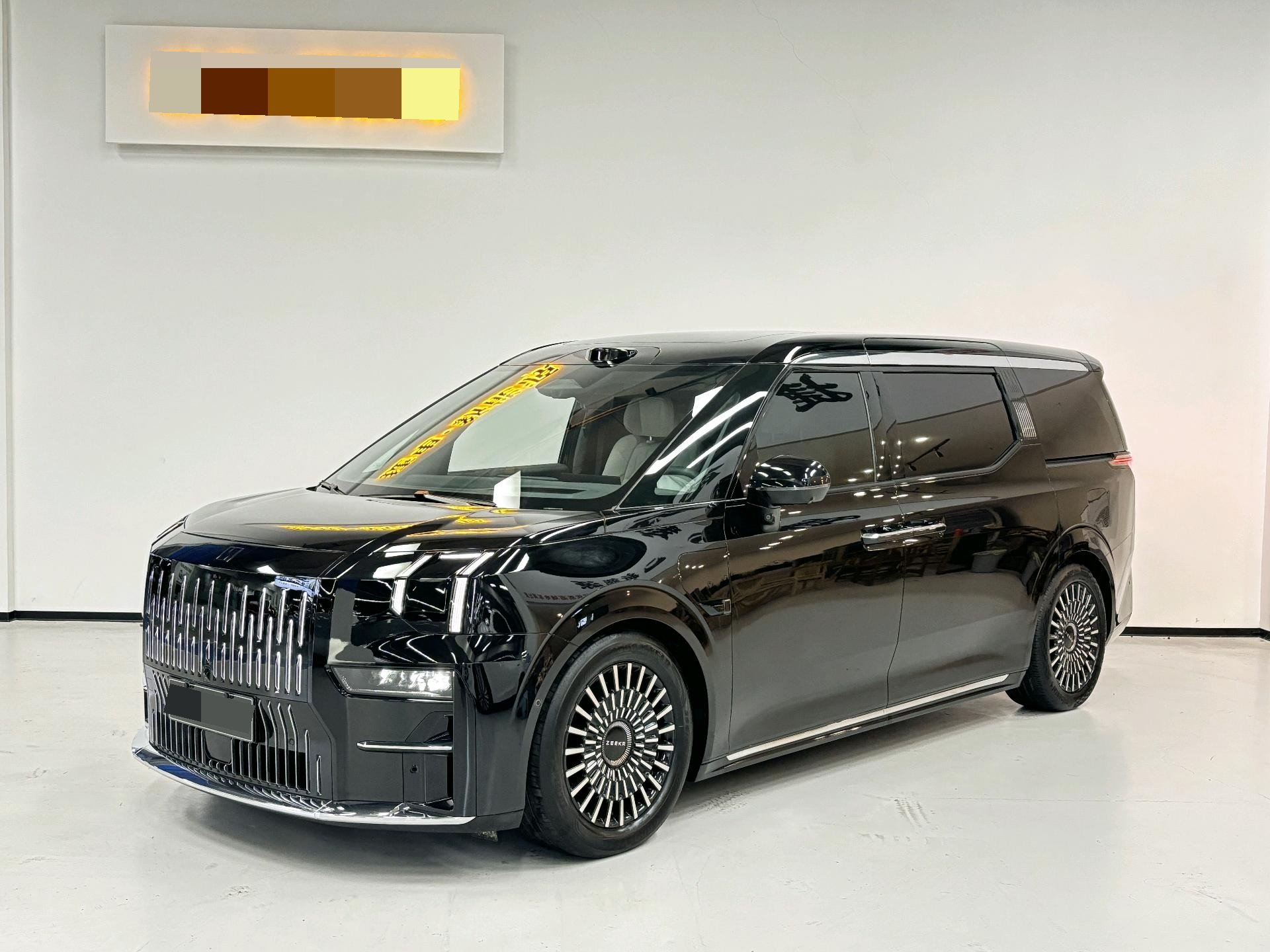 Zeekr 009 2024 Model Year, 7-Seater with Center Aisle, 108 kWh exterior