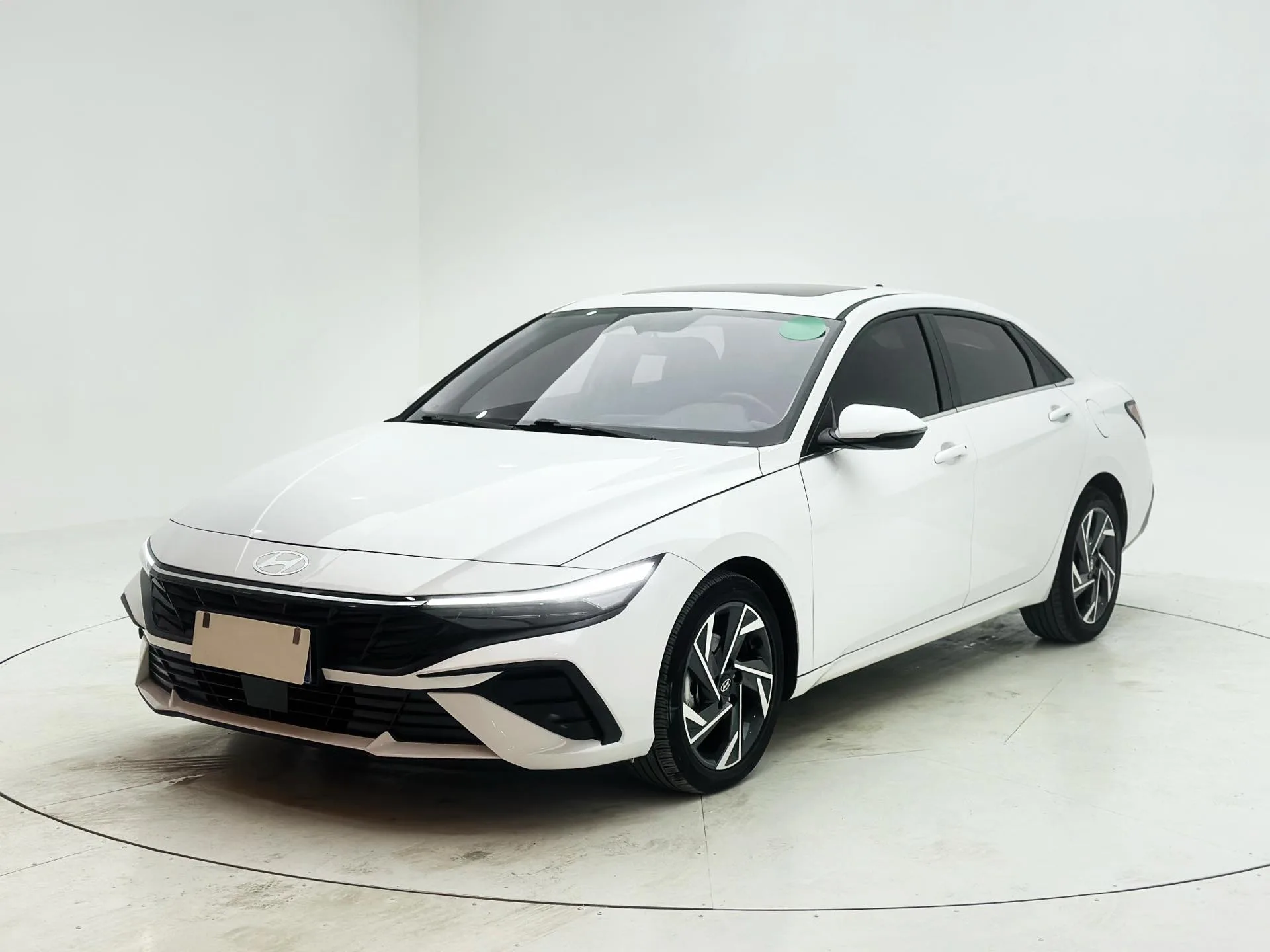 Hyundai Elantra 2023 1.5L CVT LUX Premium Edition exterior