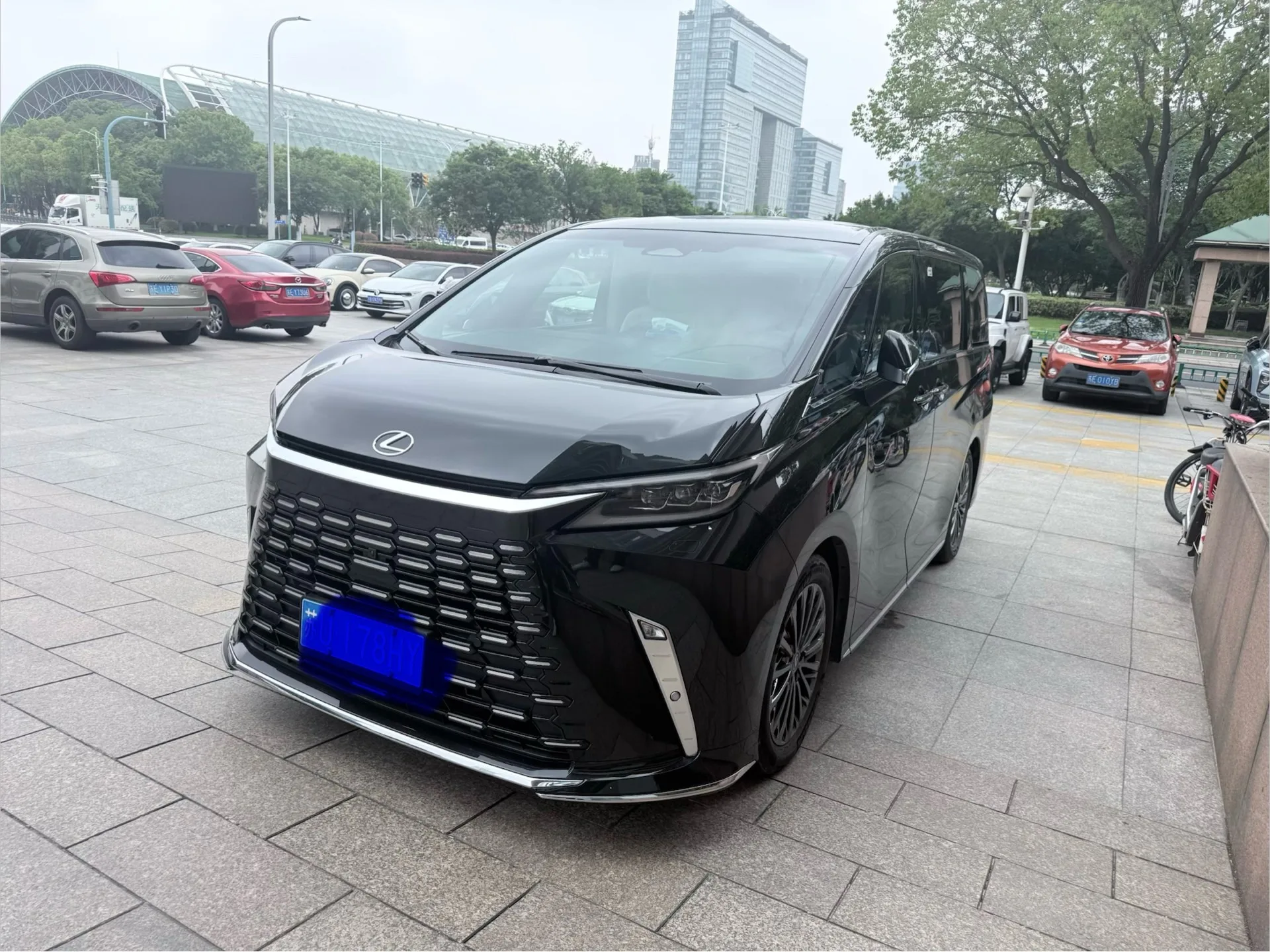 Lexus LM 2023 350h 7-Seat Elegant Edition exterior