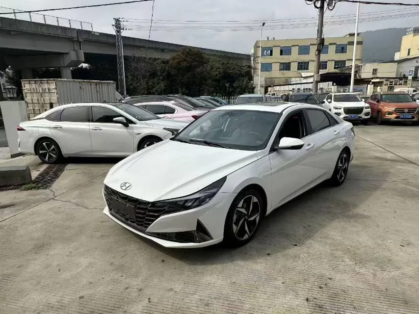 Hyundai Elantra 2023 1.5L CVT LUX Premium Edition exterior