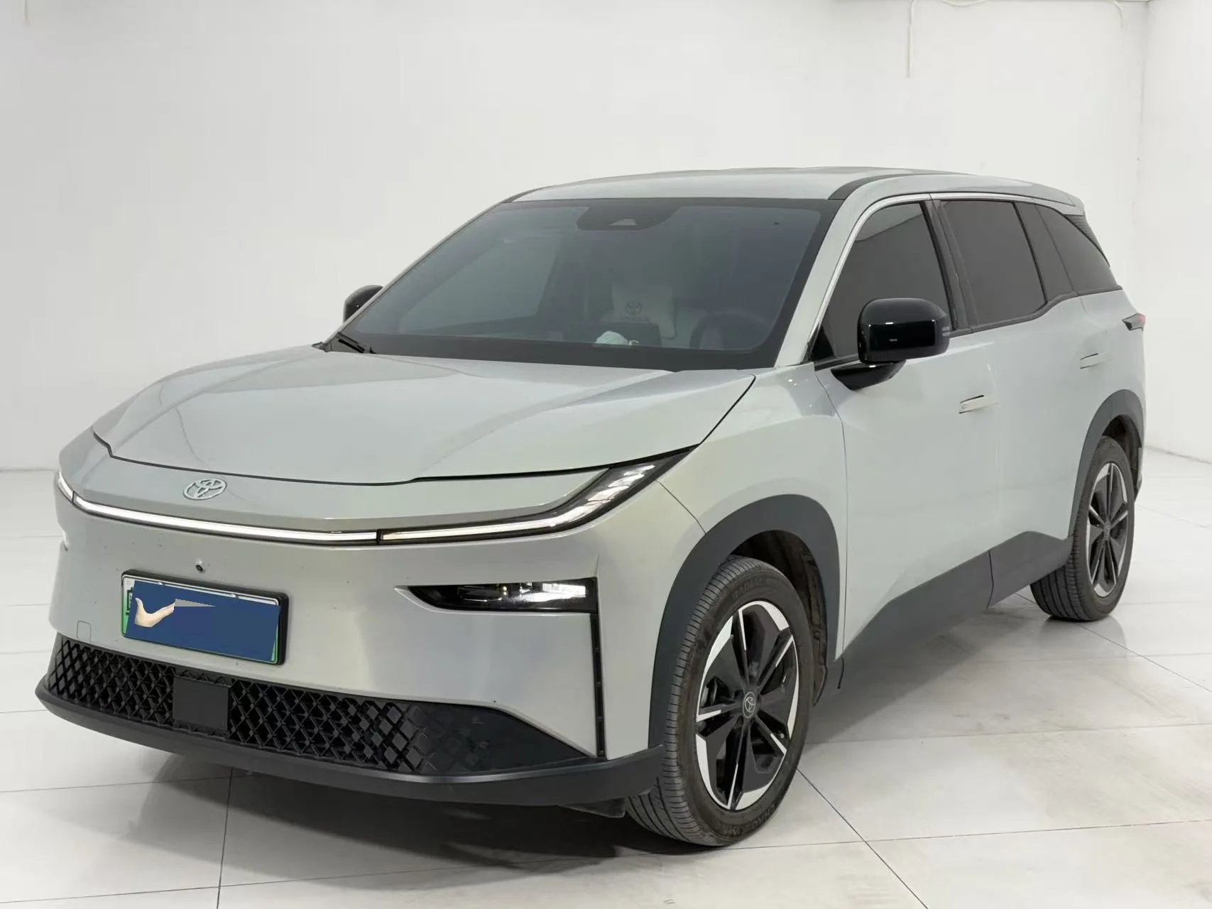 Toyota 2025 Platinum 3X 520 Pro Automatic exterior