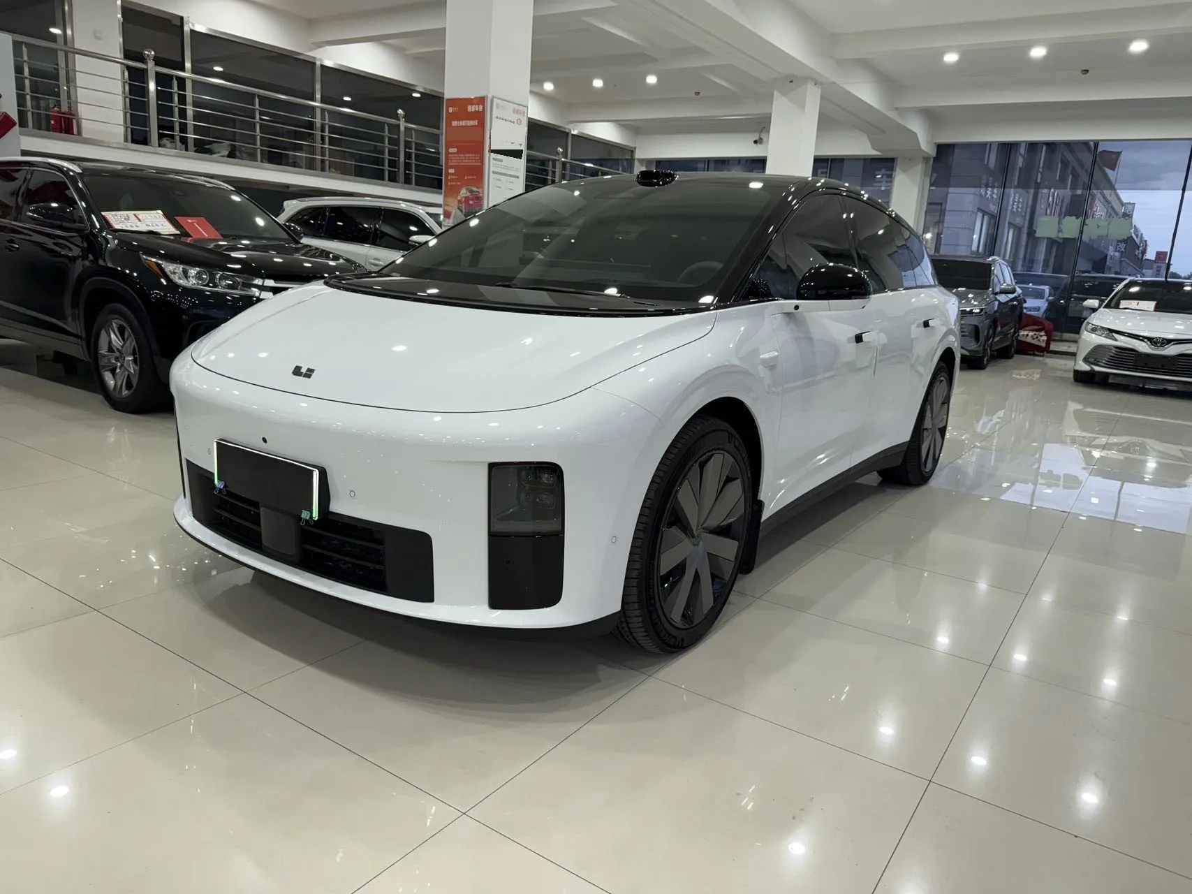 Li Auto i6 2025 Model Year, AWD Base exterior