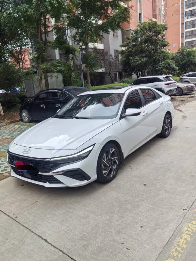 Hyundai Elantra 2023 1.5L CVT LUX Premium Edition exterior