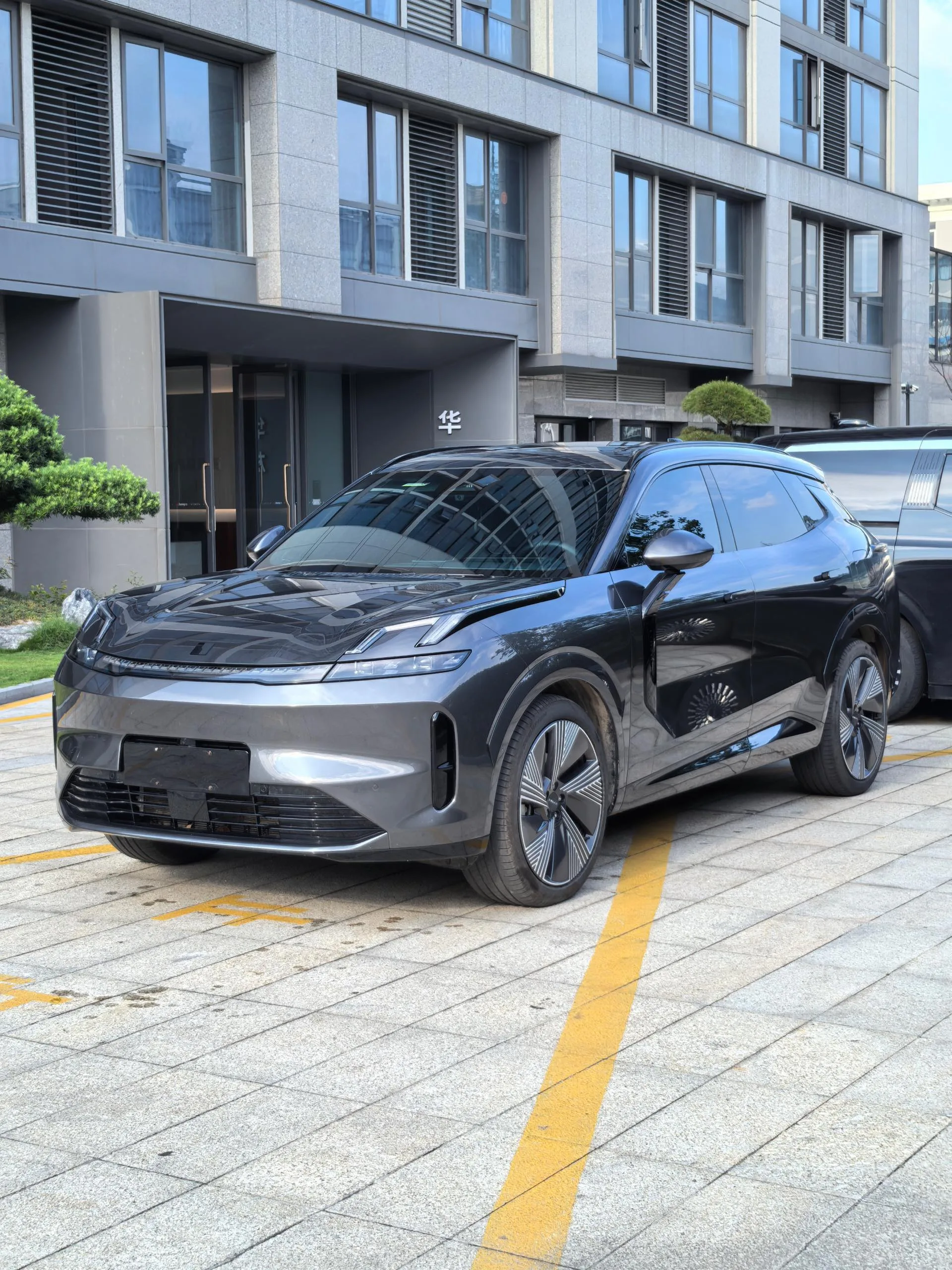 Lynk & Co 2025 Model Year Lynk & Co 08 EM-P 1.5T 120 km Long Range Halo Automatic Transmission exterior