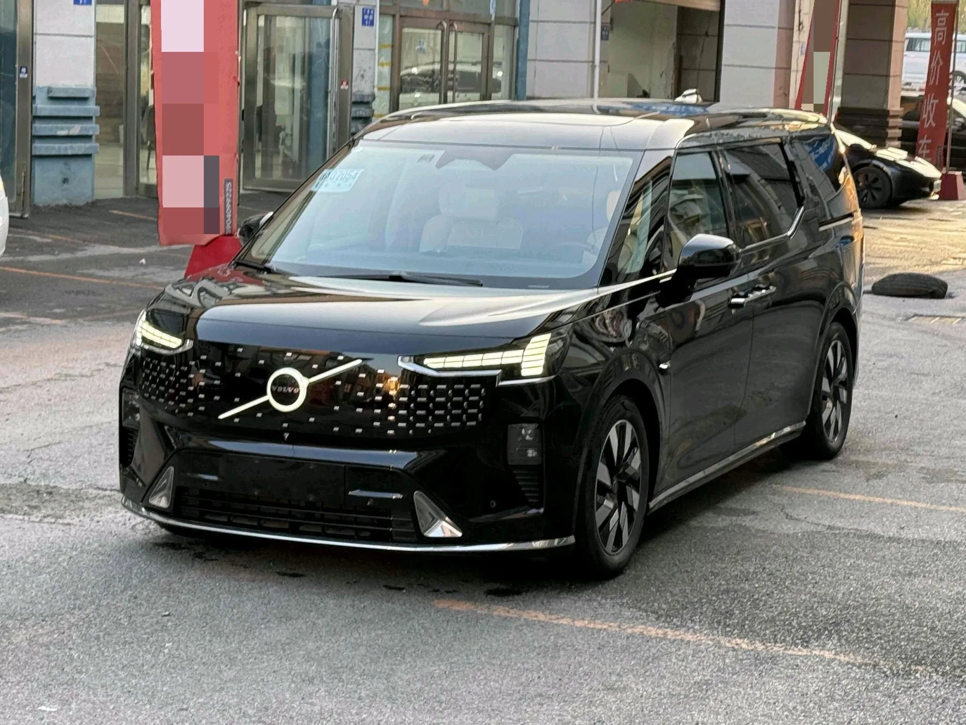 Volvo EM90 2025 Ultra 6-seater exterior