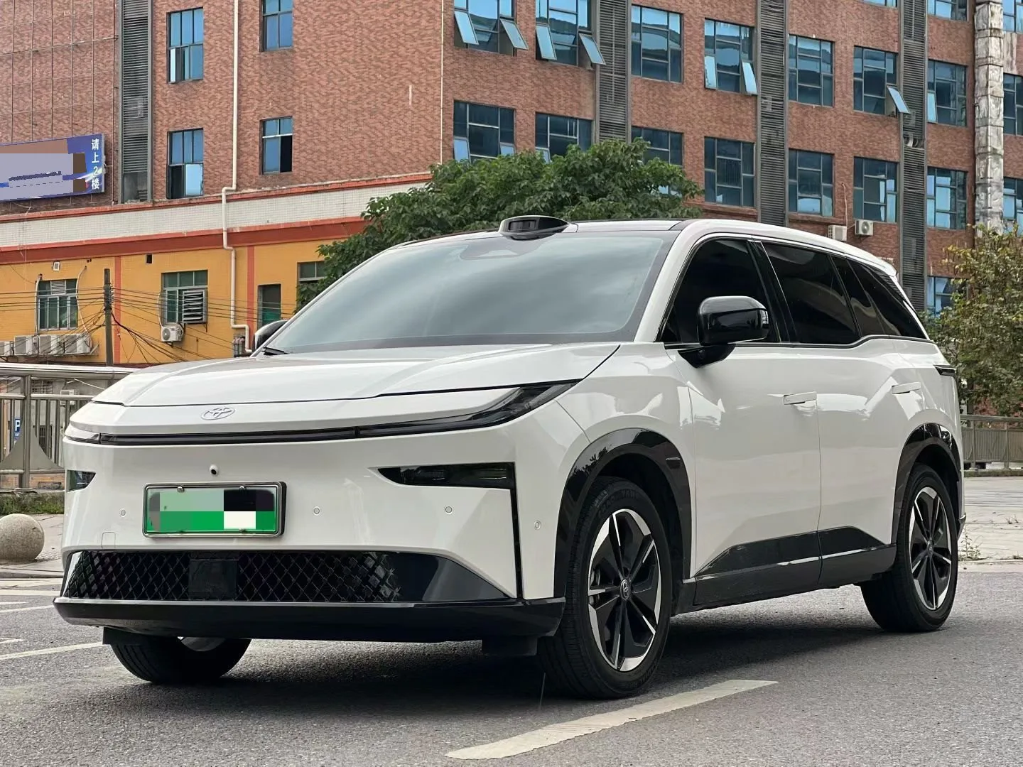 Toyota 2025 Platinum 3X 520 Pro Automatic exterior
