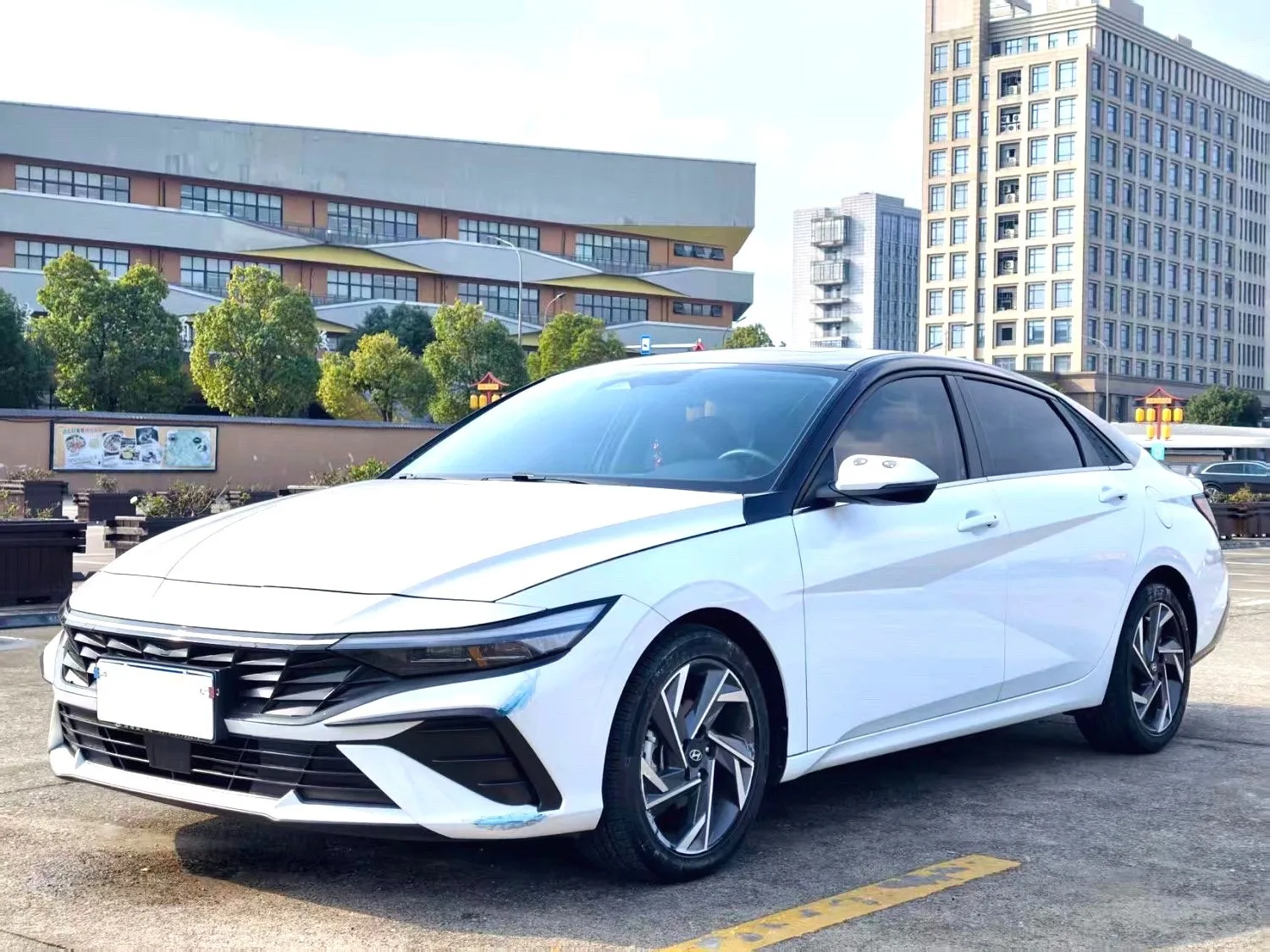 Hyundai Elantra 2023 1.5L CVT LUX Premium Edition exterior