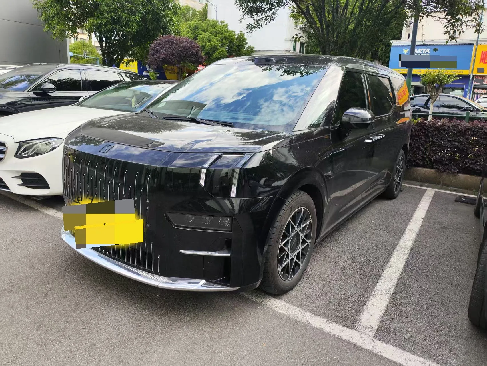 Zeekr 009 2024 Model Year, 7-Seater with Center Console, AWD, 108kWh exterior