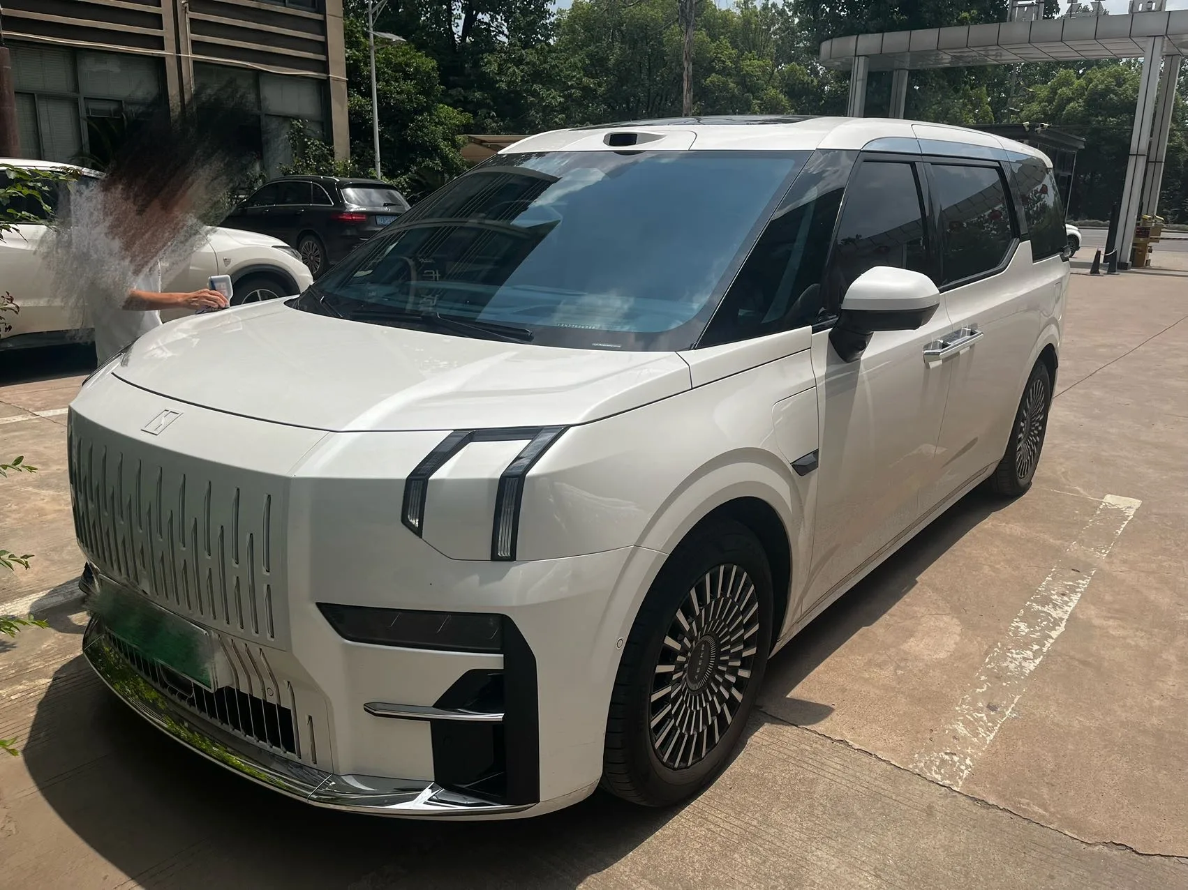 Zeekr 2024 Zeekr 009 Six-Seater Executive Edition AWD 108kWh Automatic Transmission exterior