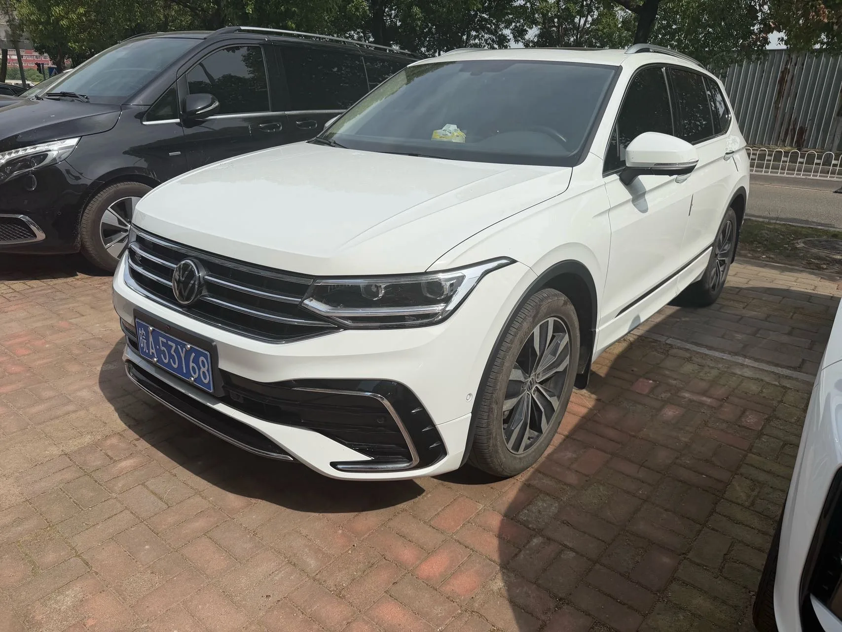 Volkswagen 2025 Tiguan L R-Line 2.0 TSI 330 TSI Premium Edition, Front-Wheel Drive R-Line Dragon Glory Edition, Automatic Transmission exterior