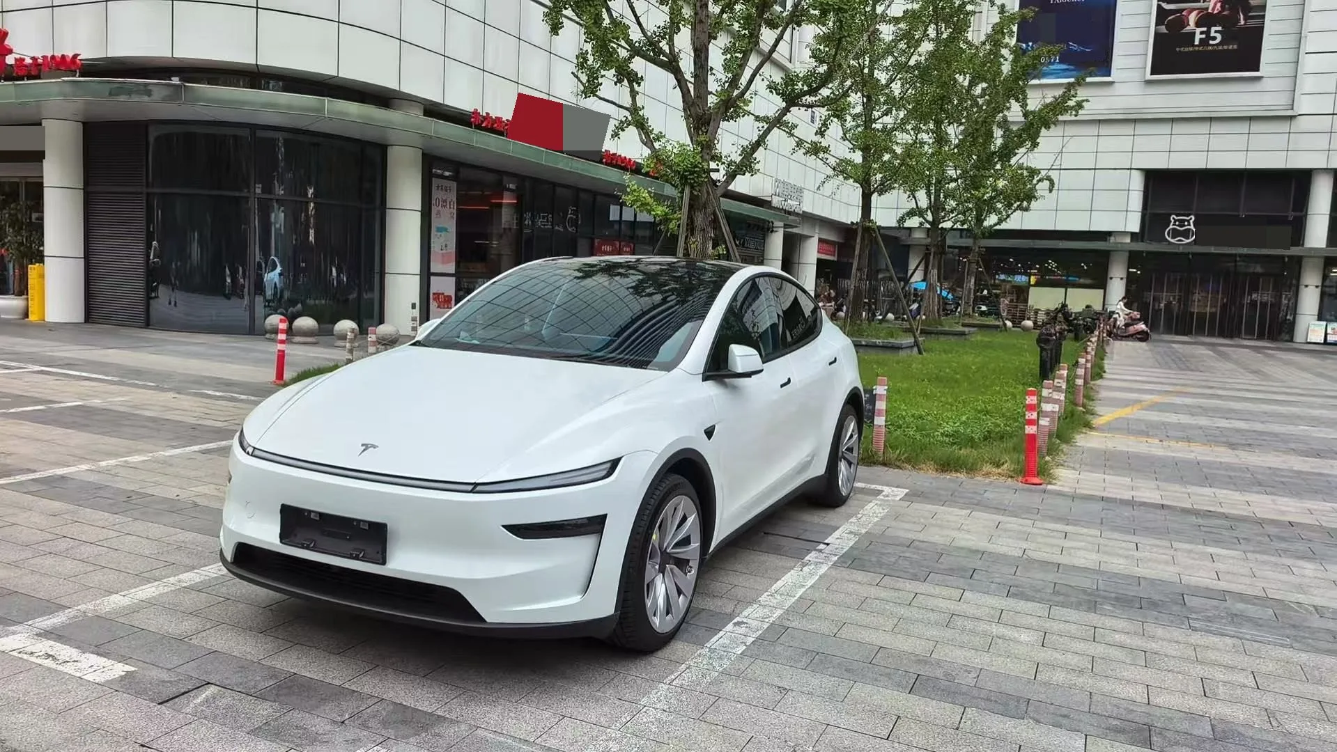 Tesla 2025 Model Y Rear-Wheel Drive First Edition Automatic exterior